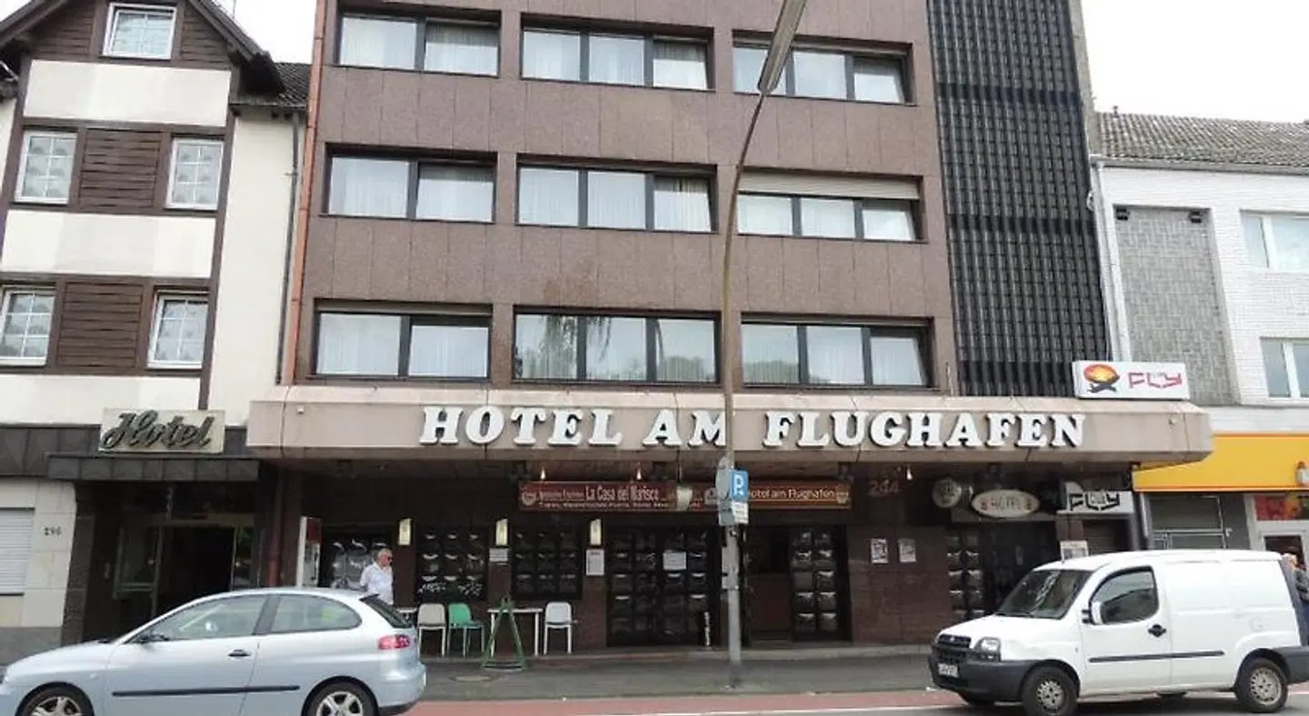 Am Flughafen EXTERIOR