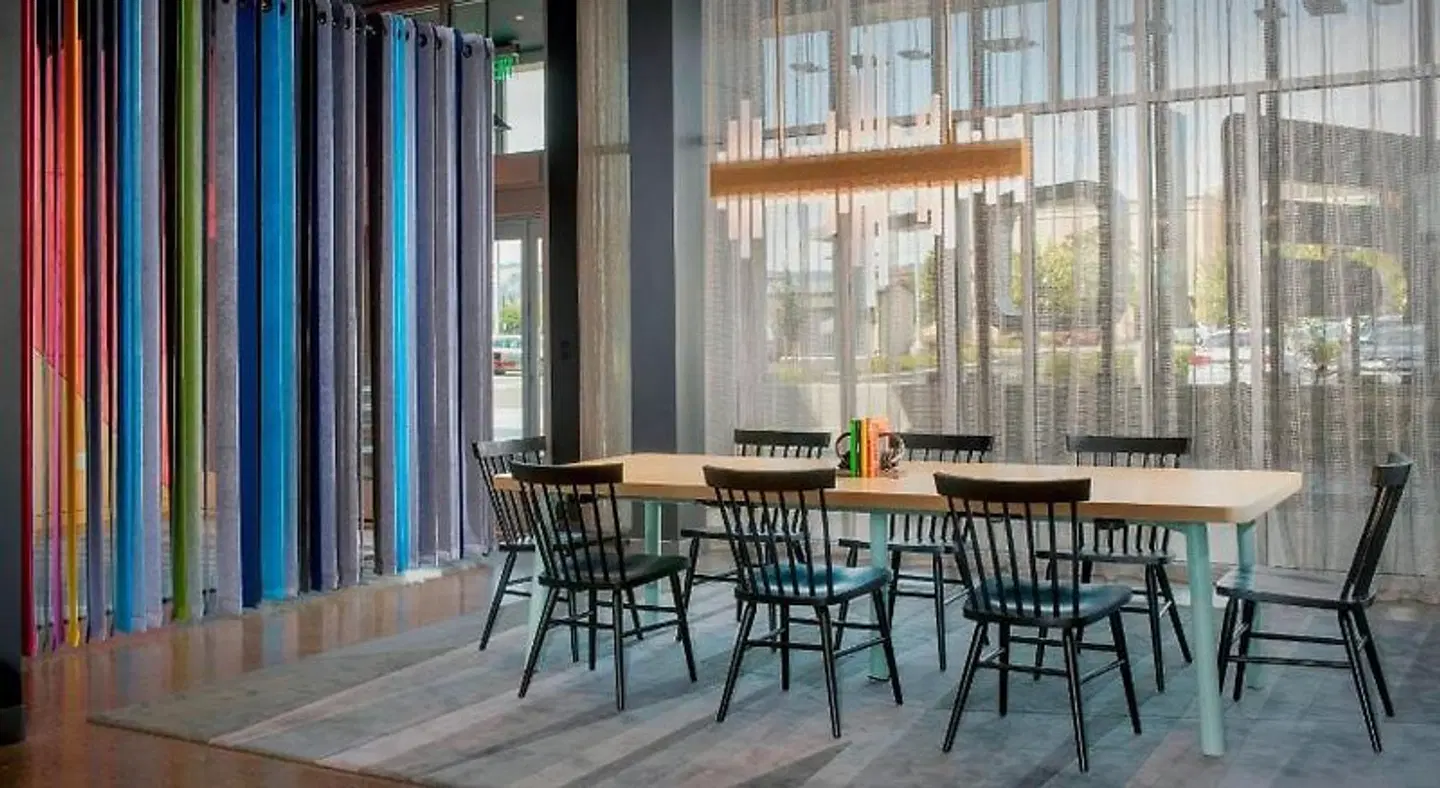 Aloft Omaha West Bar