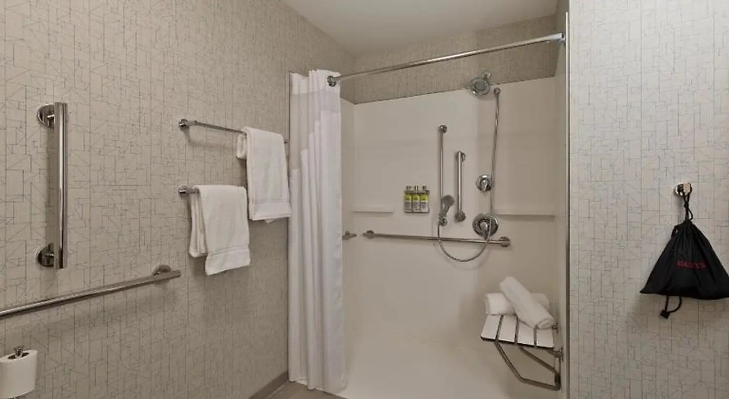 Holiday Inn Express & Suites Portland Airport by IHG Badezimmer