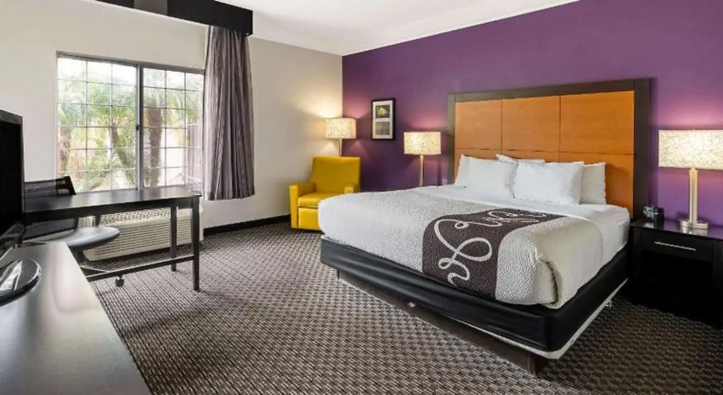 La Quinta Inn & Suites by Wyndham Phoenix Scottsdale ROOM_EXAMPLE