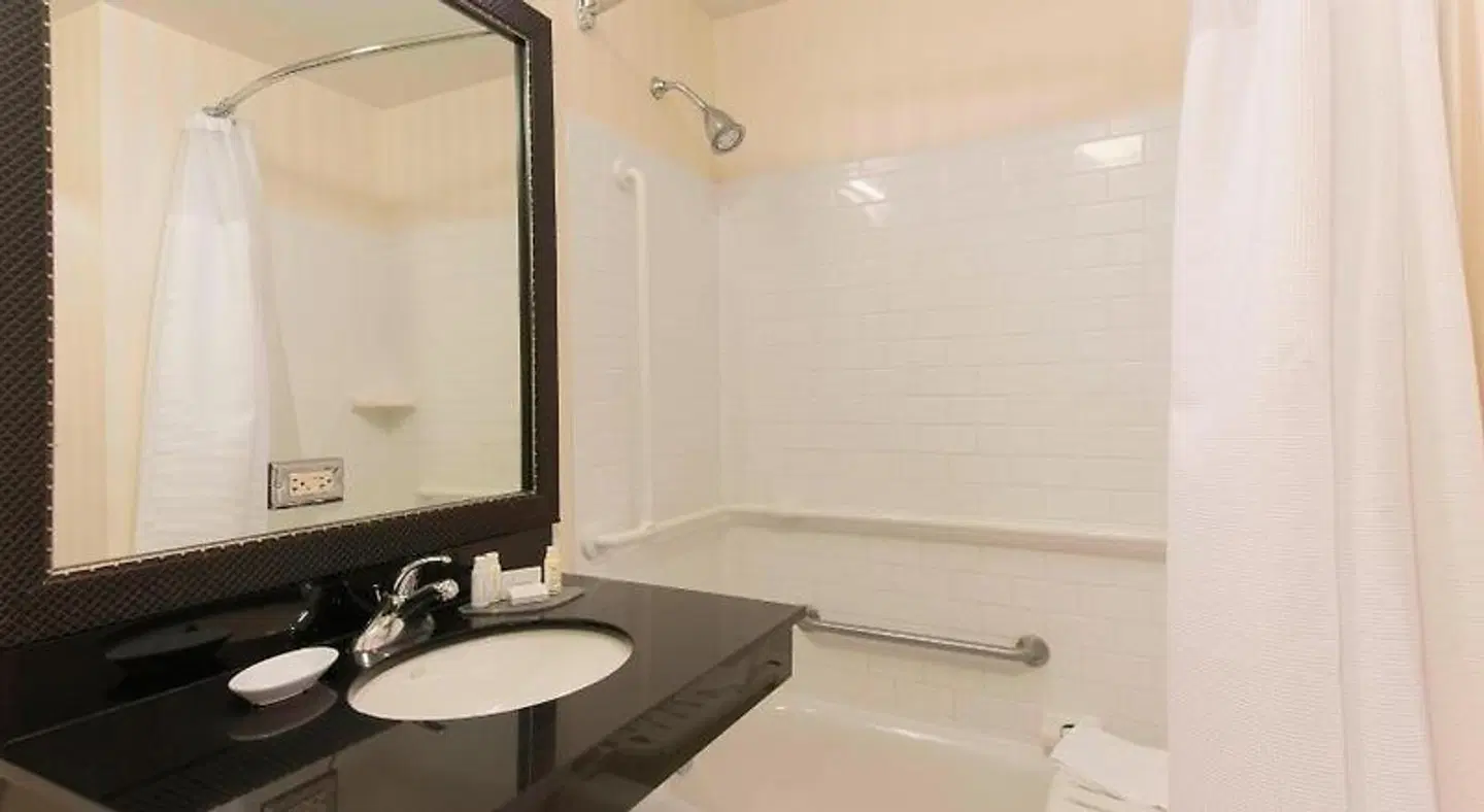Fairfield Inn & Suites by Marriott Omaha Downtown Badezimmer