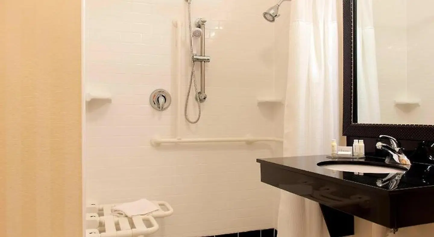 Fairfield Inn & Suites by Marriott Omaha Downtown Badezimmer