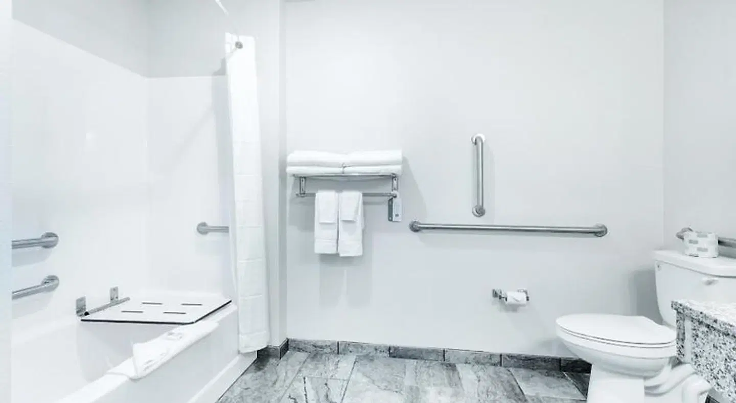 Cobblestone Hotel & Suites - Janesville Badezimmer