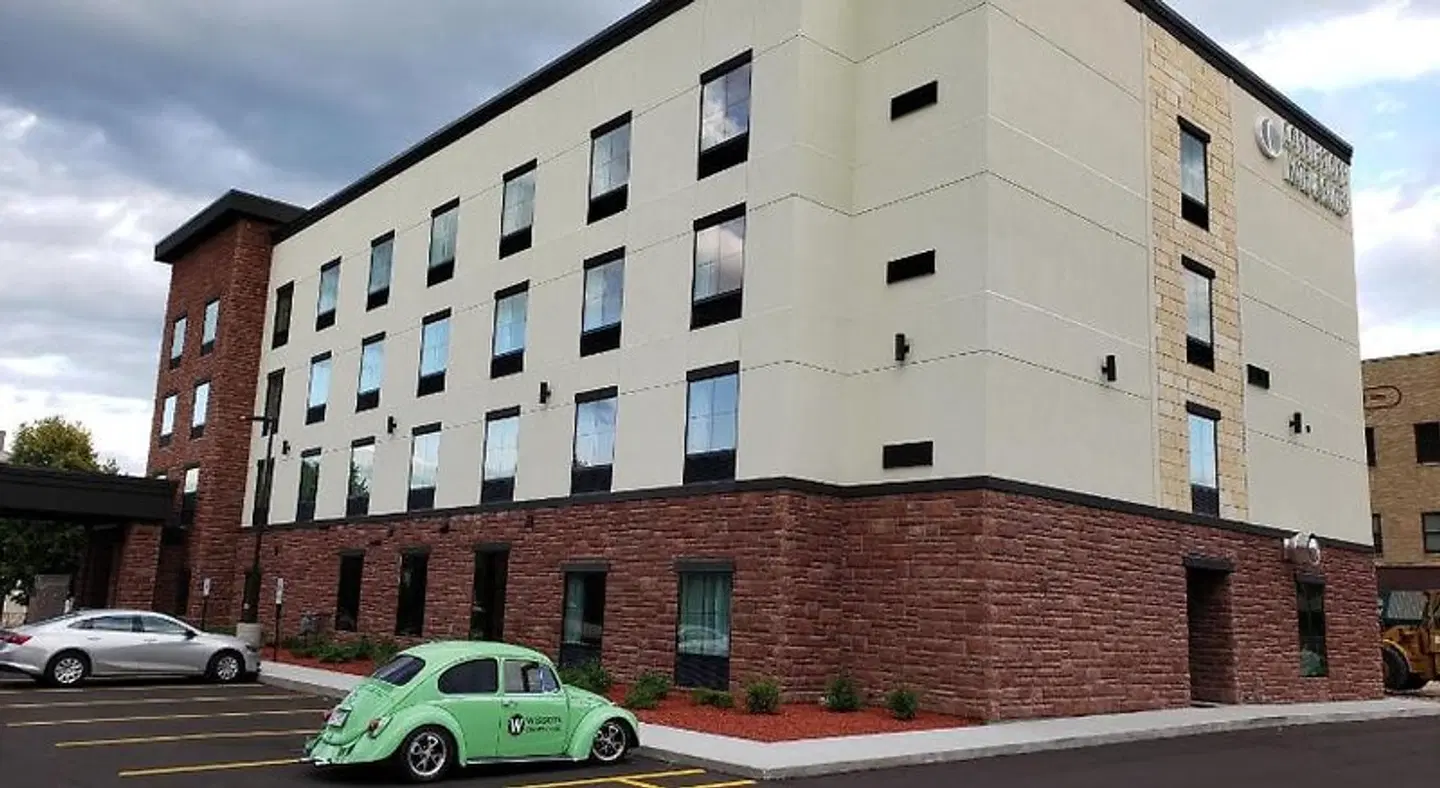 Cobblestone Hotel & Suites - Janesville EXTERIOR