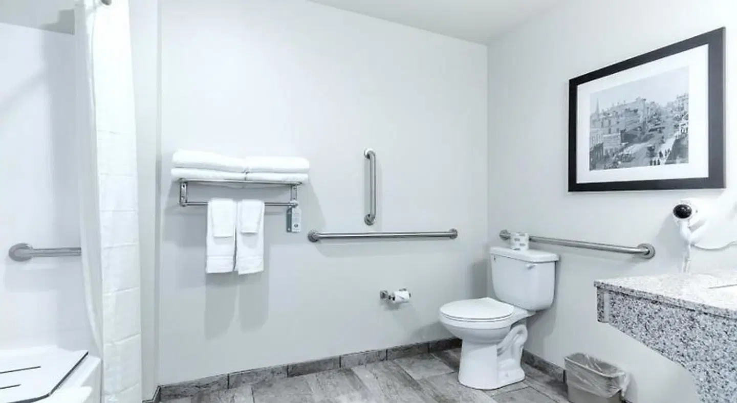 Cobblestone Hotel & Suites - Janesville Badezimmer