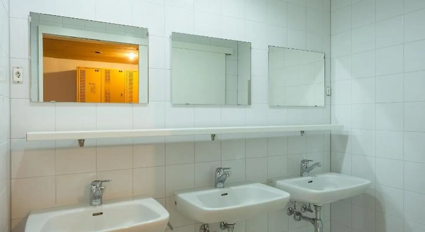 Montreux Youth Hostel Badezimmer