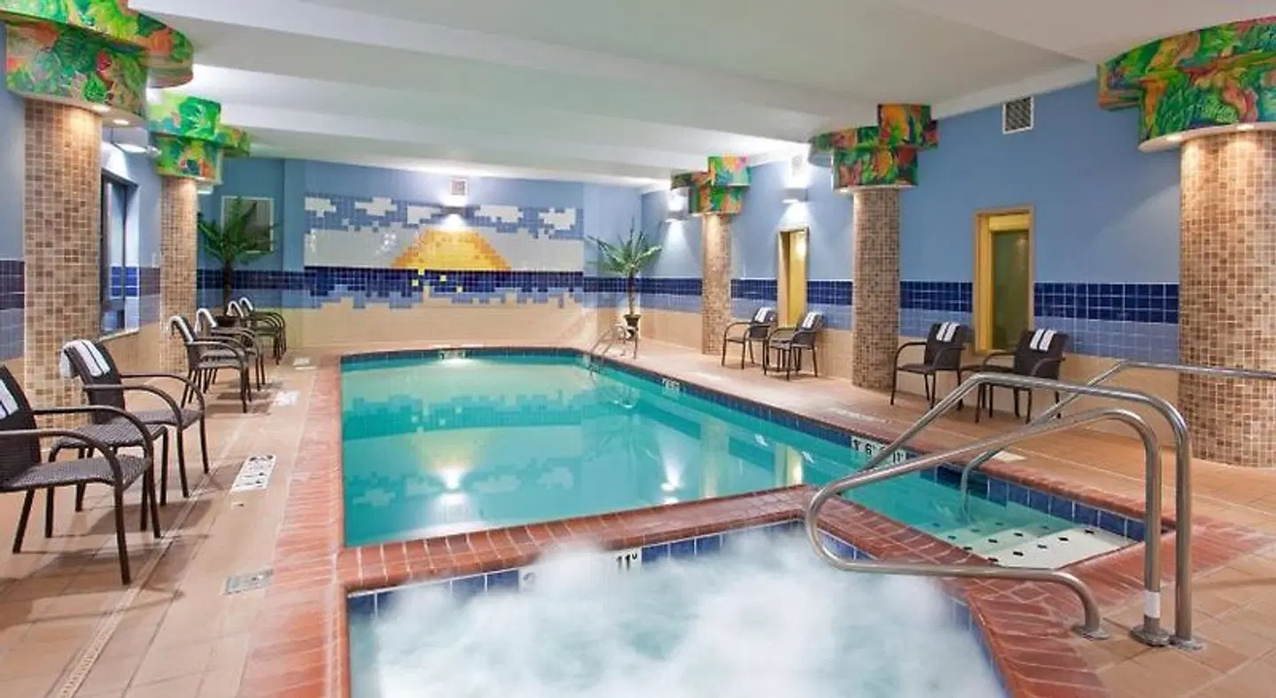 Holiday Inn Express & Suites Athens by IHG Hallenbad