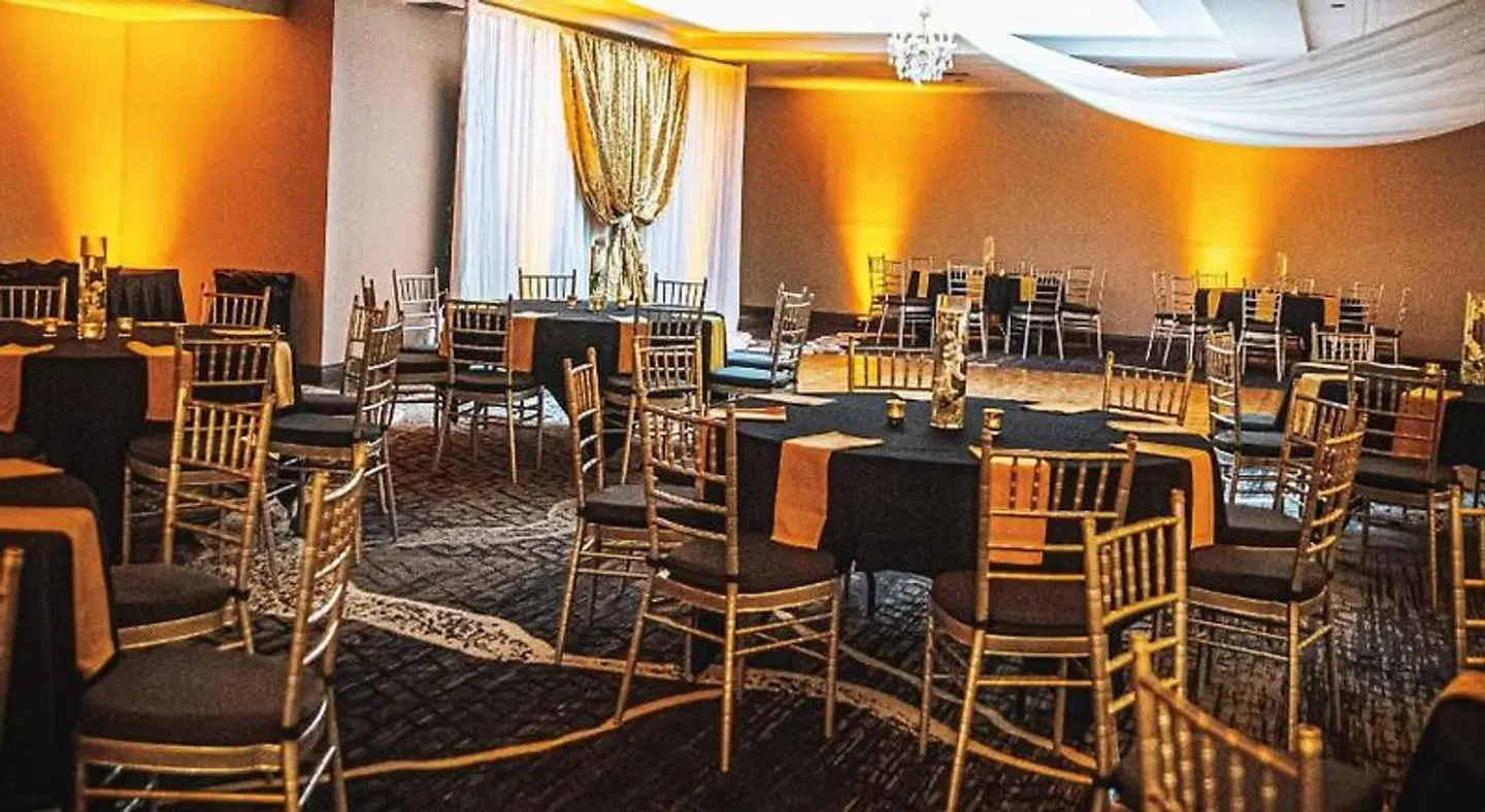 Delta Hotels by Marriott Cincinnati Sharonville Bar