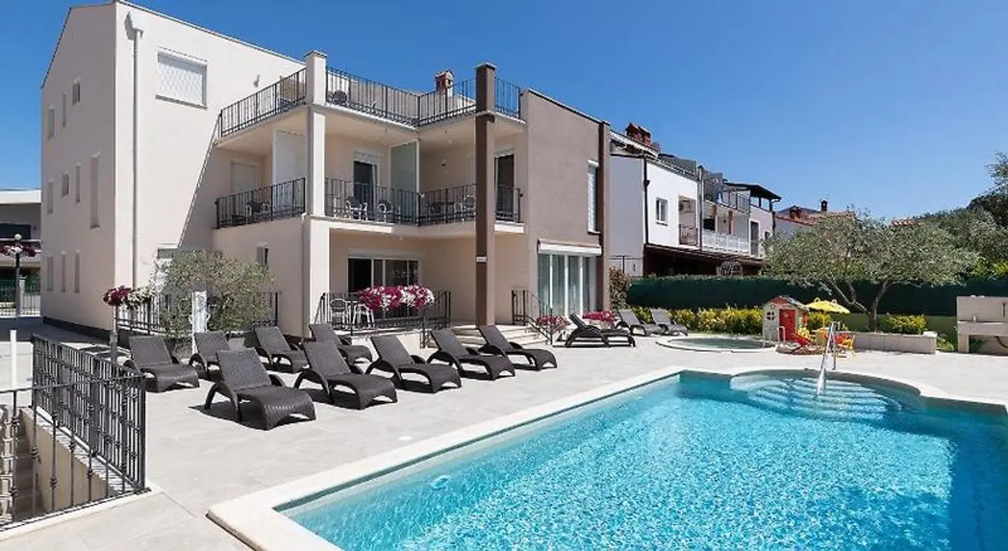 Apartments Villa Nina OUTDOOR_POOL