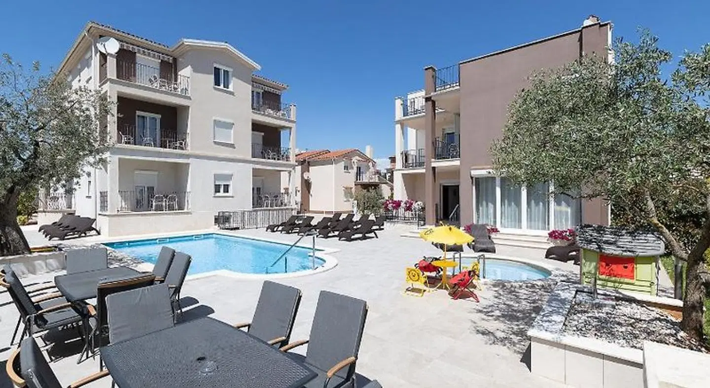 Apartments Villa Nina OUTDOOR_POOL