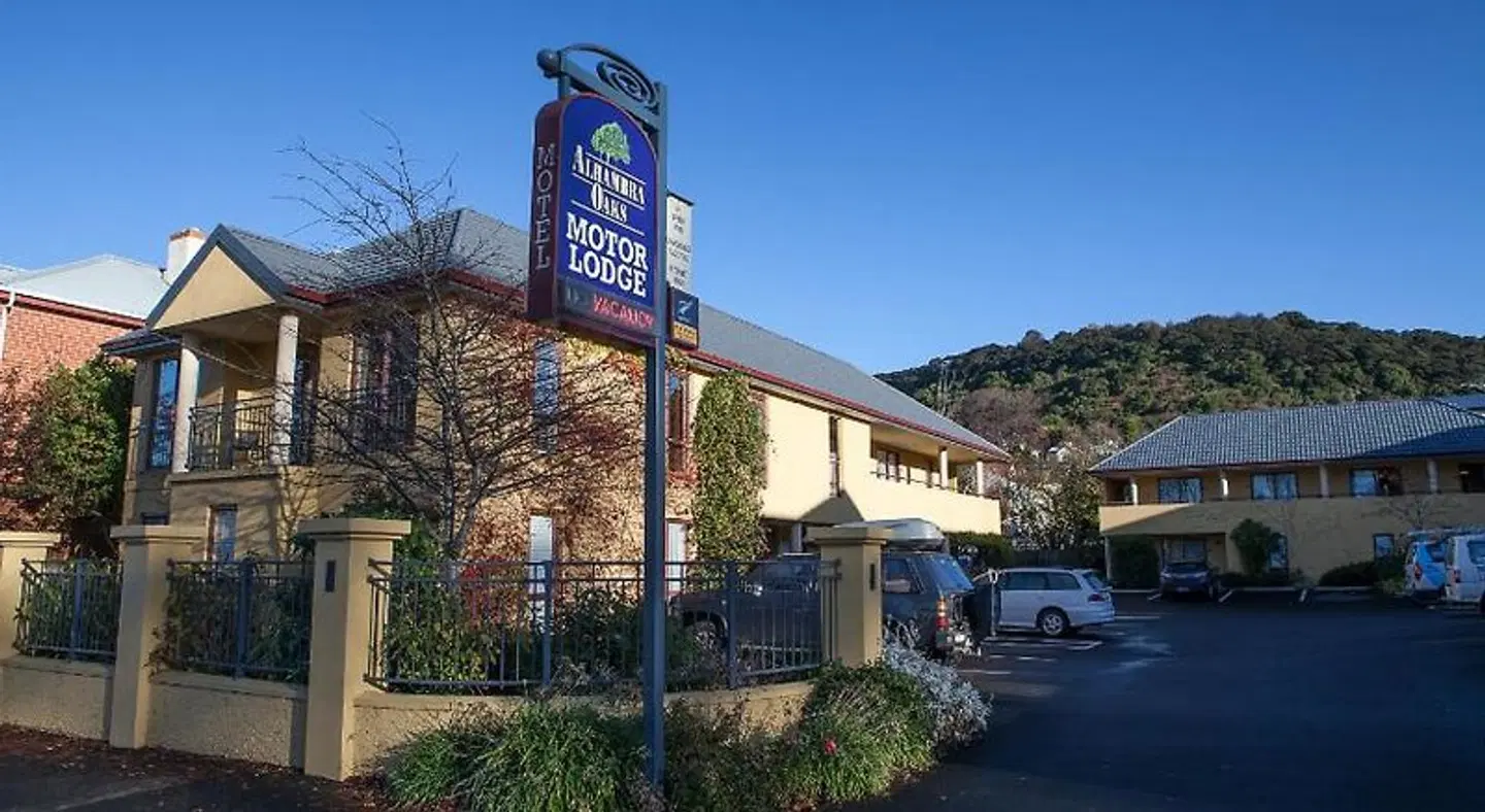 Alhambra Oaks Motor Lodge EXTERIOR