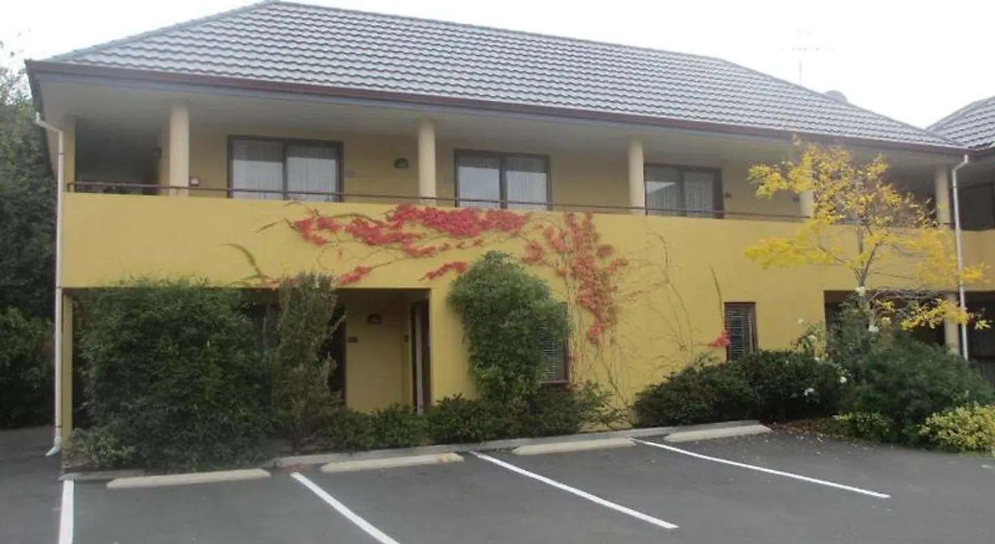 Alhambra Oaks Motor Lodge EXTERIOR