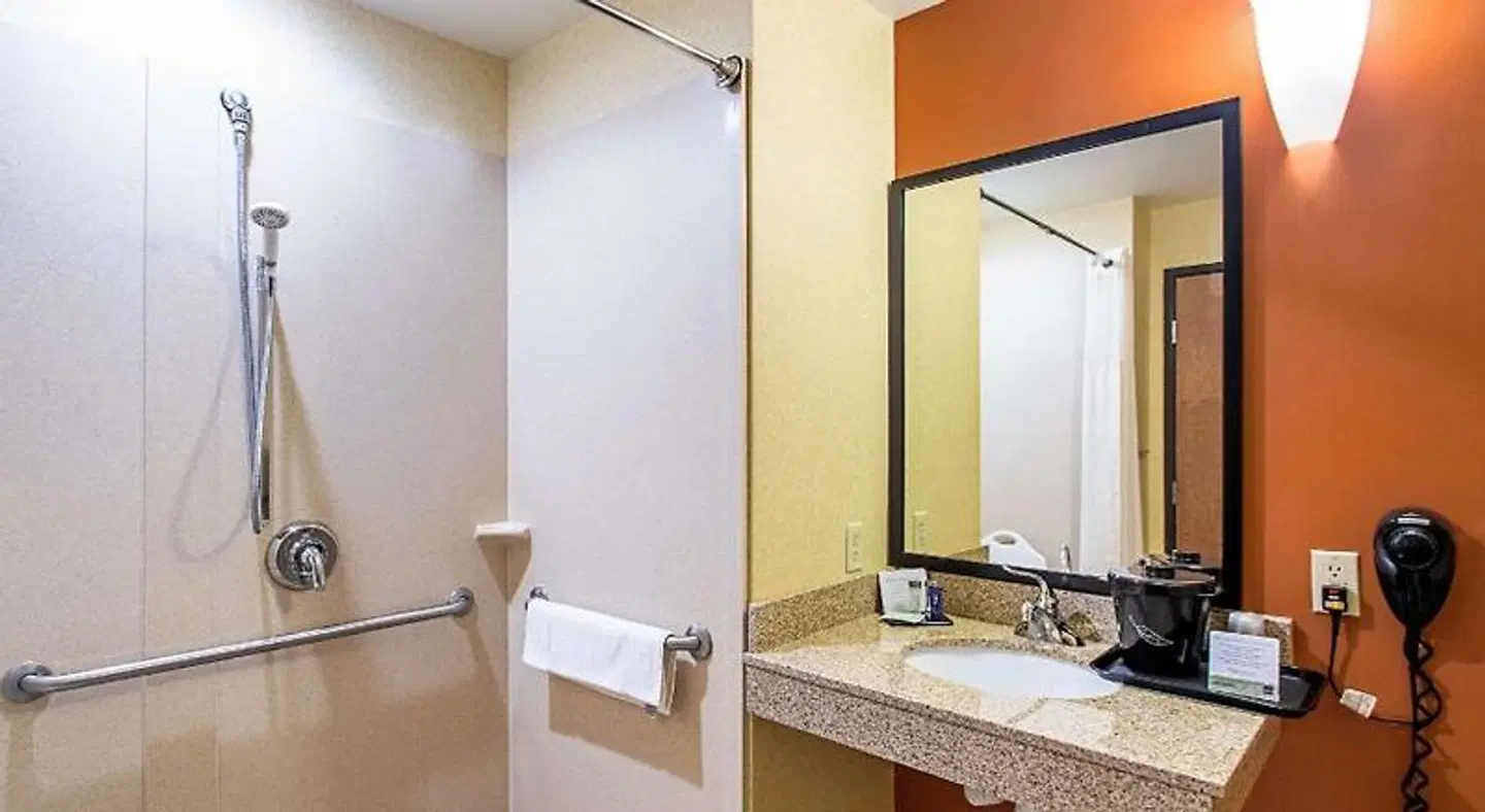 Sleep Inn & Suites Madison Badezimmer