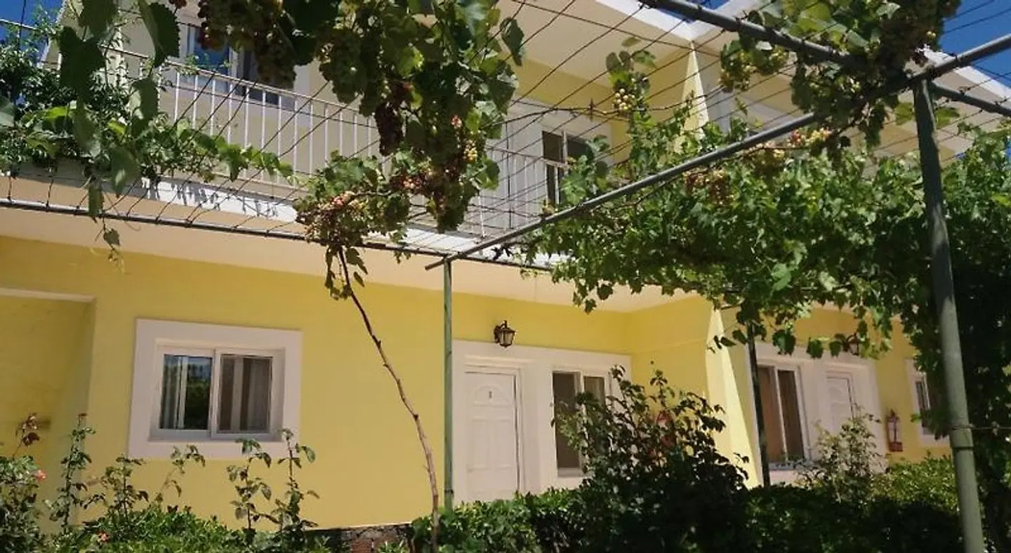 Amadeus Hawaii Studios & Apartments EXTERIOR