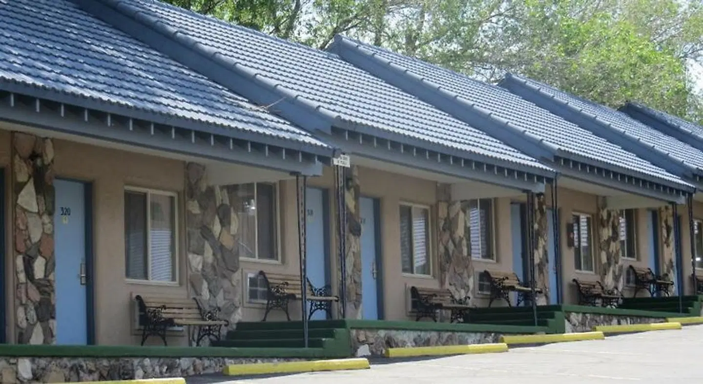 Silver Saddle Motel EXTERIOR