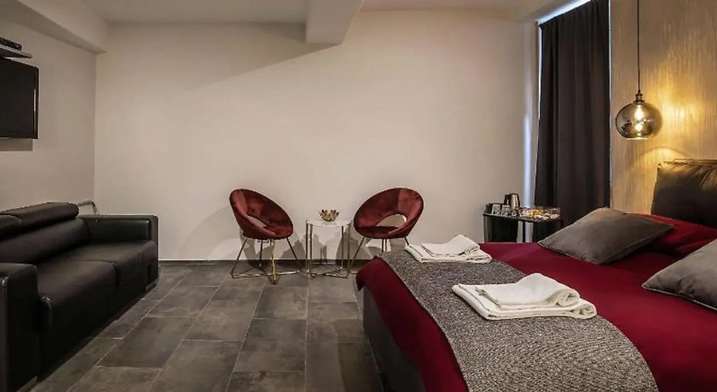 Black And White Suite ROOM_EXAMPLE