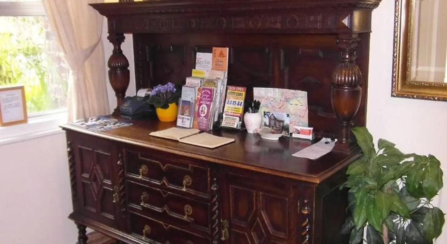 Anton Guest House Bed and Breakfast Restaurant
