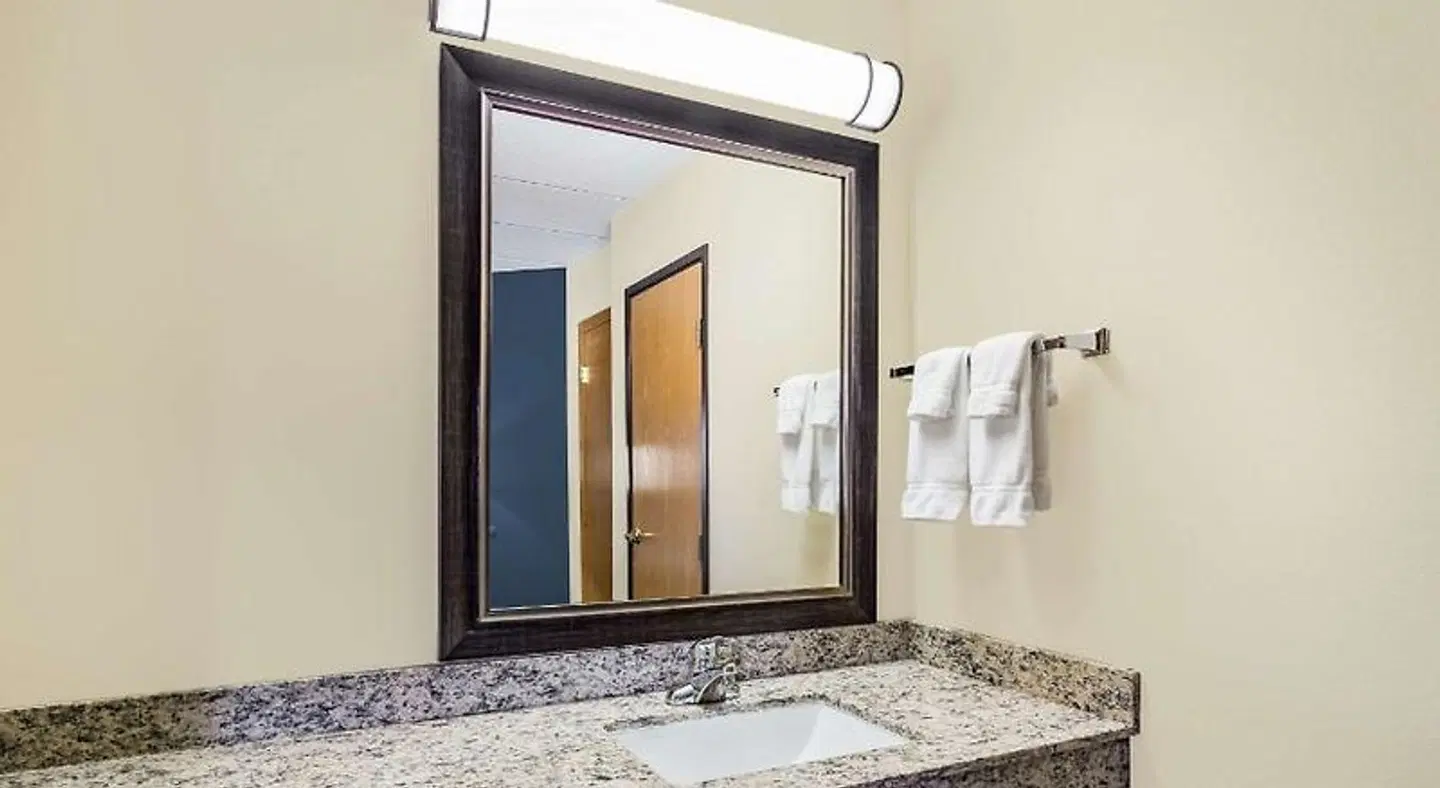 AmericInn Princeton Badezimmer