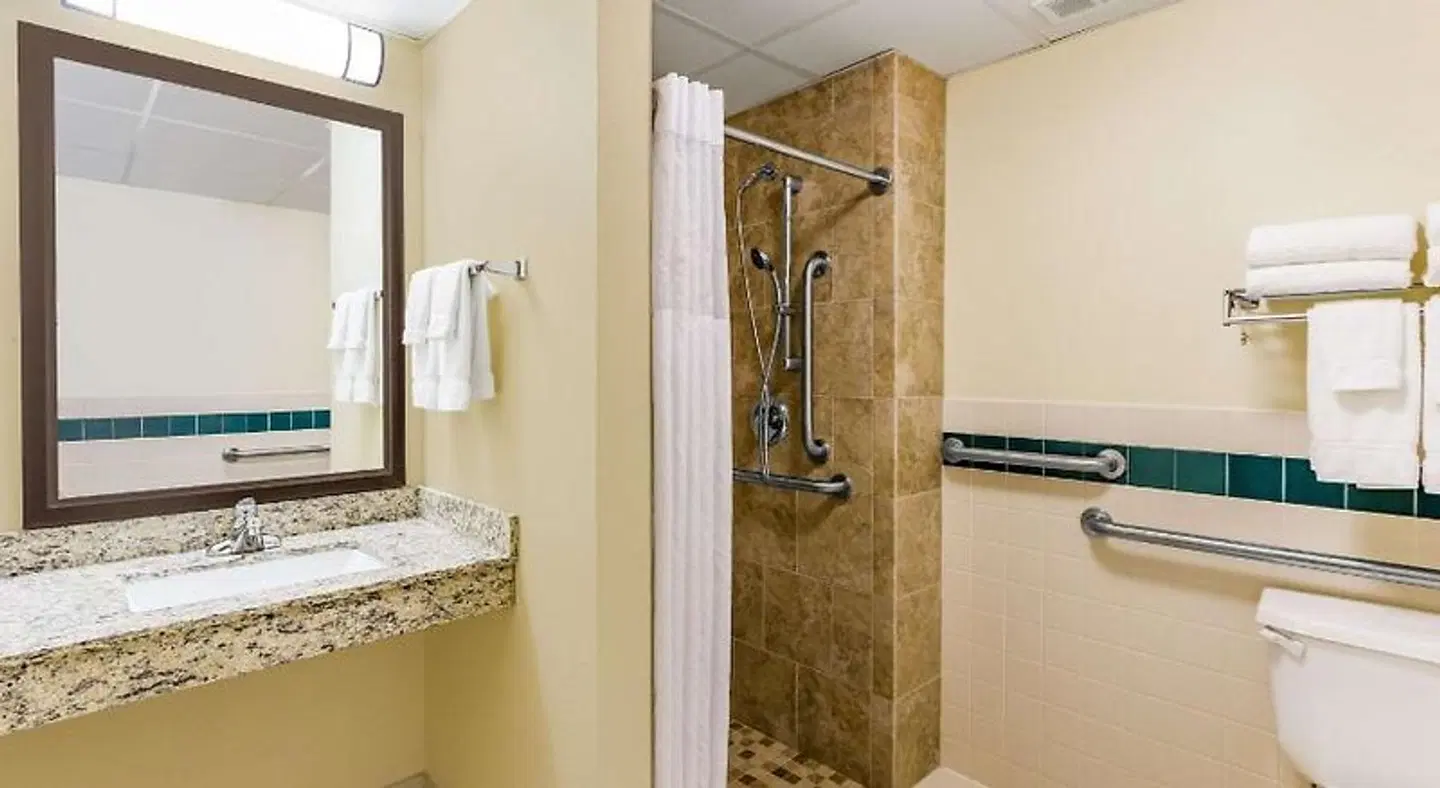 AmericInn Princeton Badezimmer