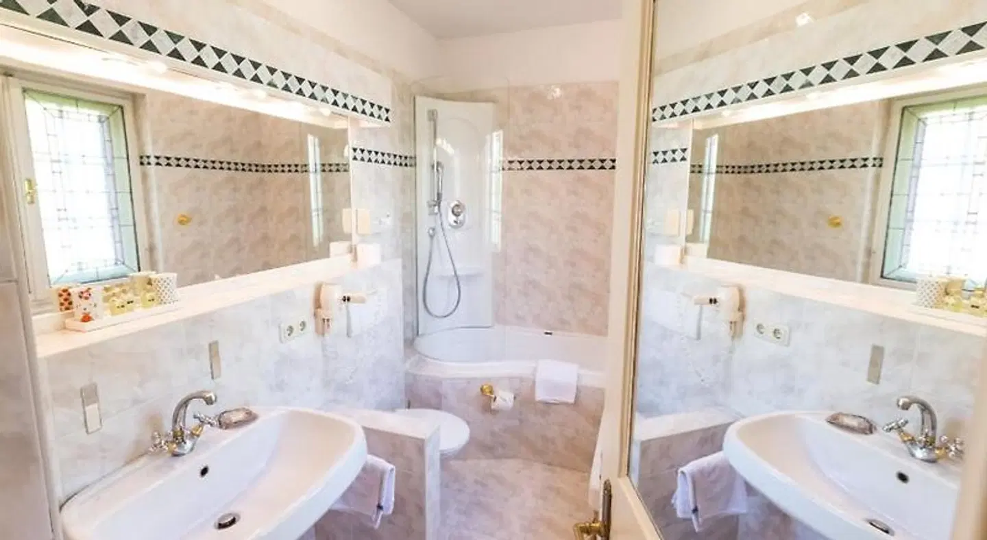 Hotel Schloss Leonstain Badezimmer