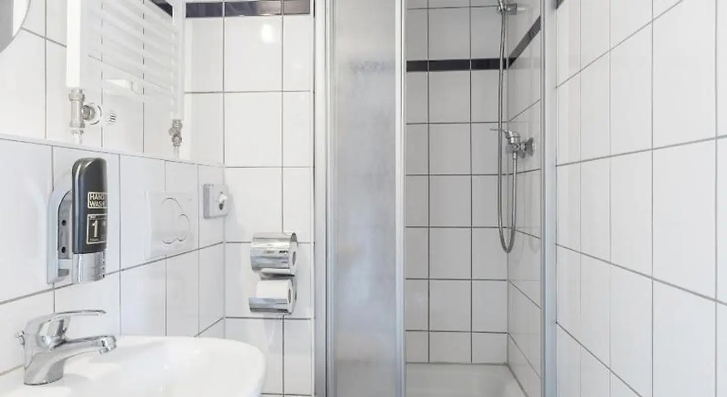 a&o Hamburg Reeperbahn Badezimmer