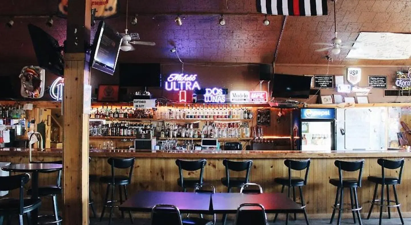 Days Inn by Wyndham Show Low Bar