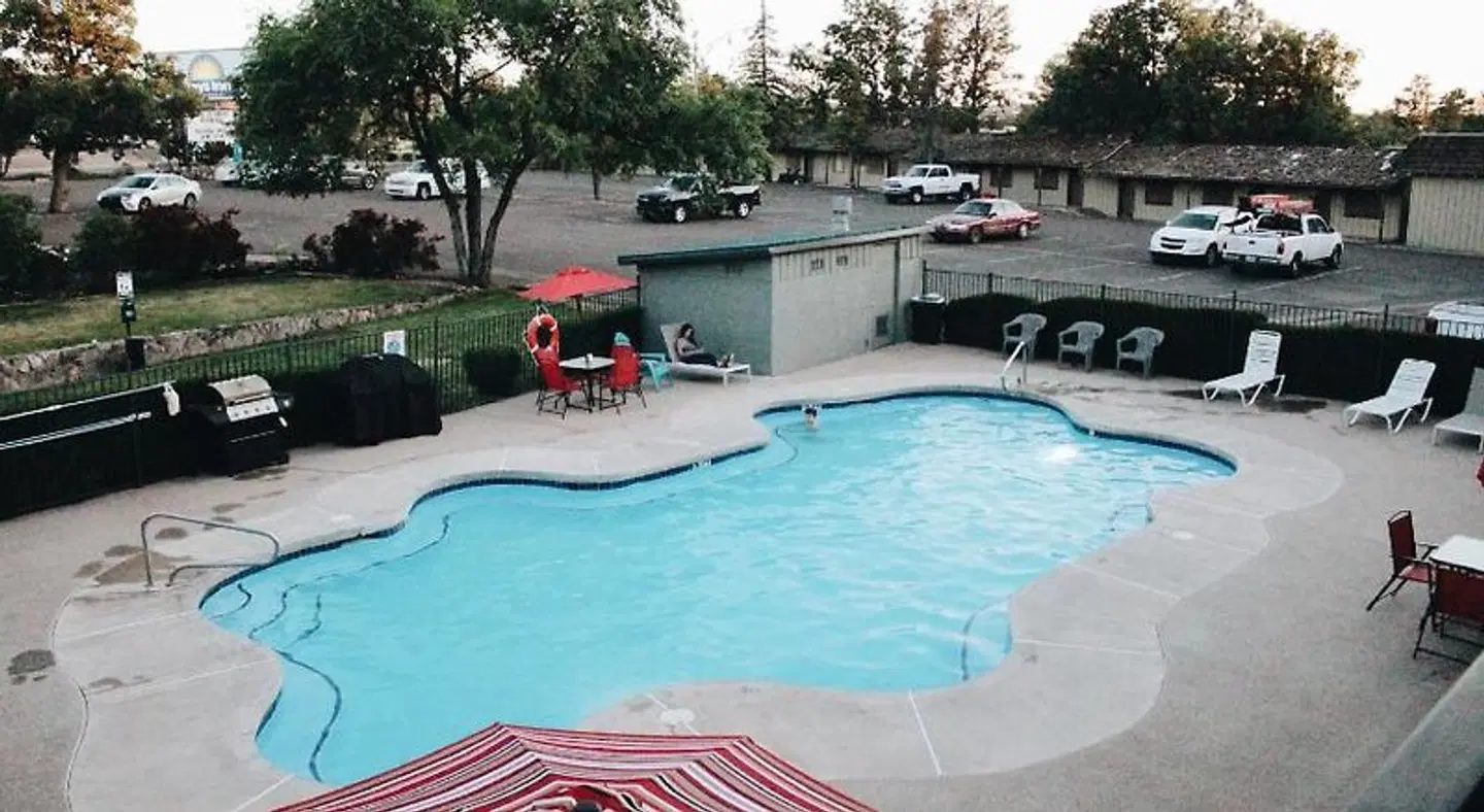 Days Inn by Wyndham Show Low OUTDOOR_POOL