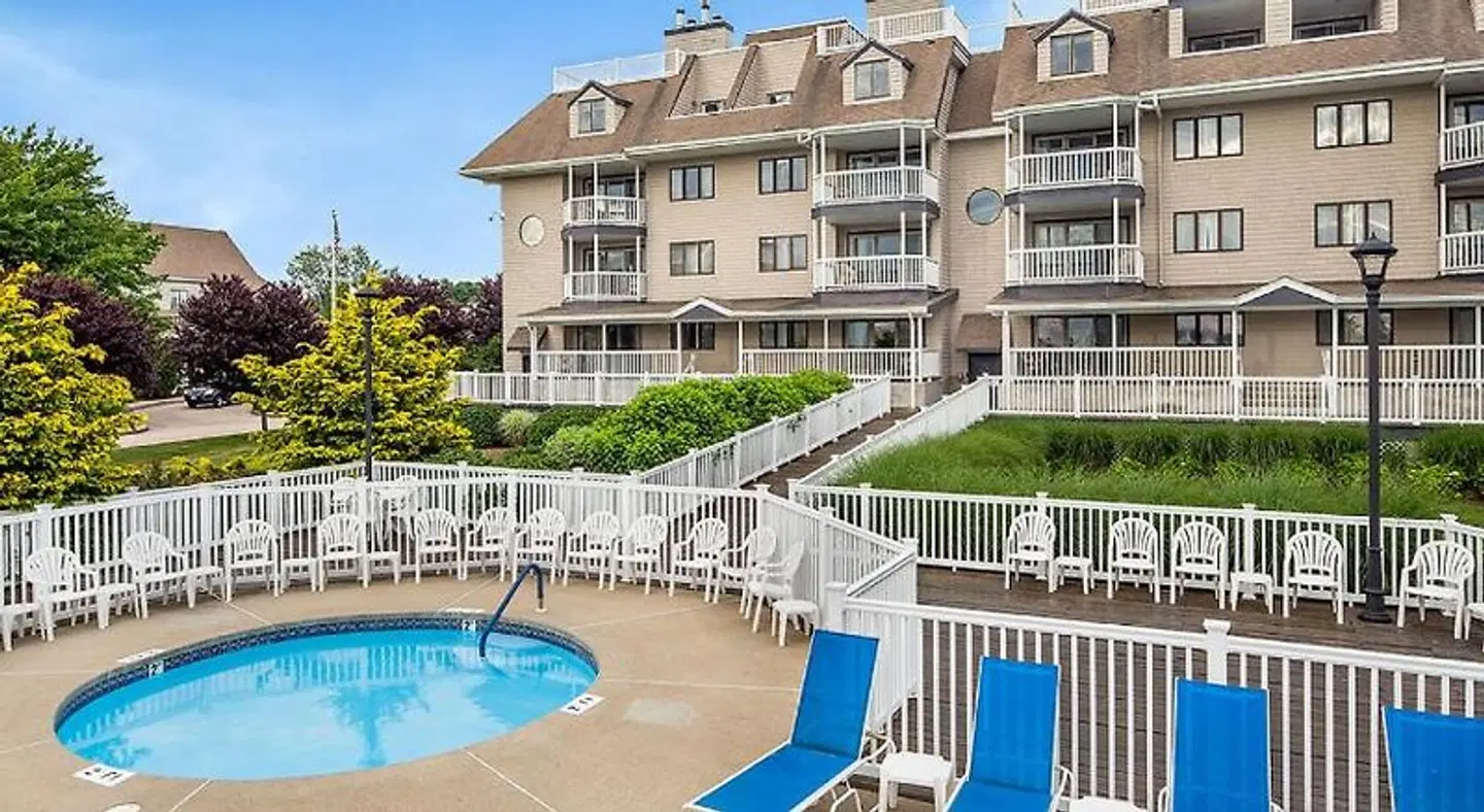 Wellington Resort OUTDOOR_POOL