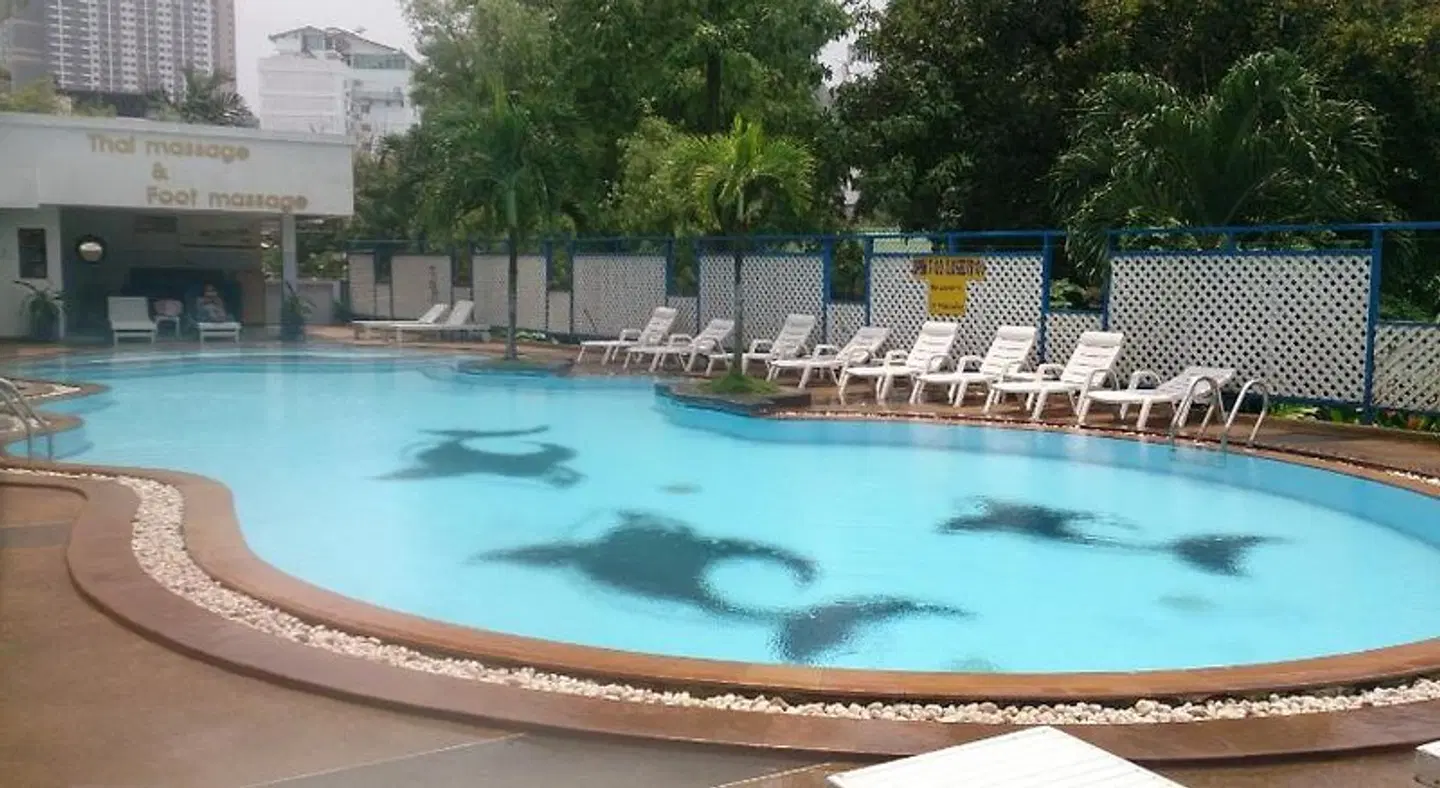 Camelot OUTDOOR_POOL