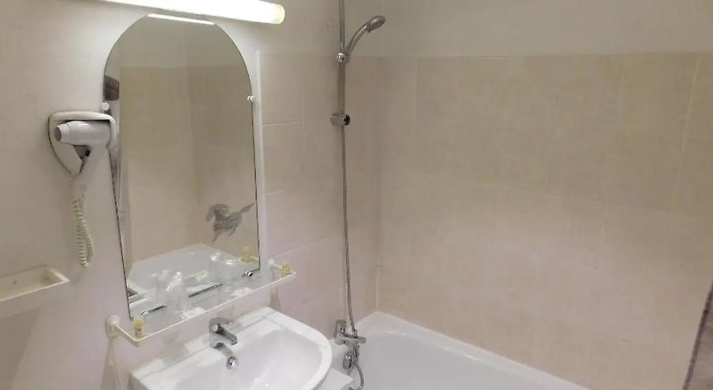 Brit Hôtel Ariès Argentan Badezimmer