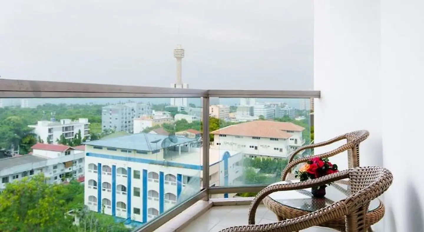 Aiyara Grand Hallenbad