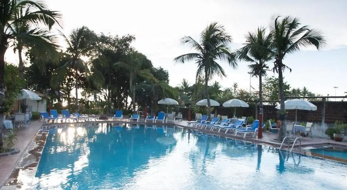 Twins Palm Resort OUTDOOR_POOL