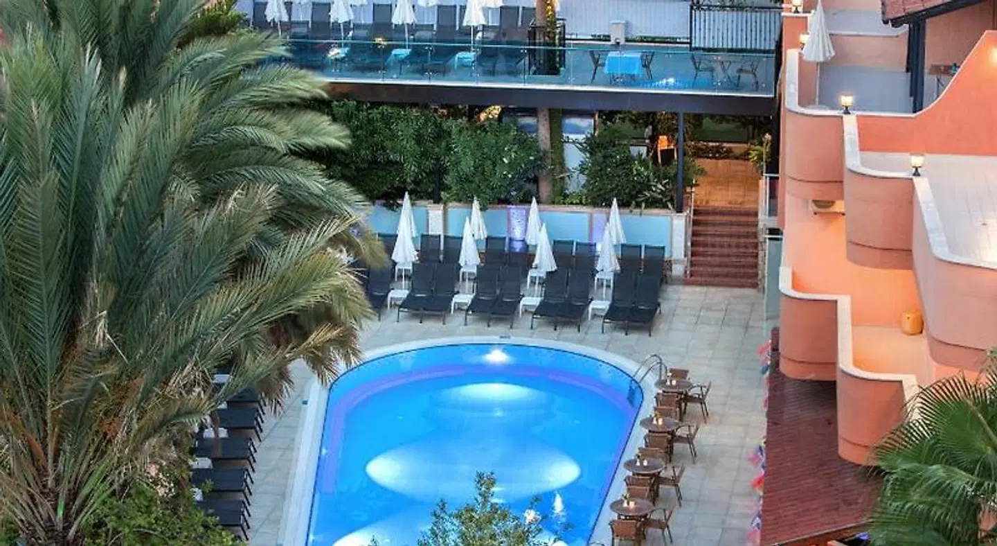 May Flower Aparthotel OUTDOOR_POOL