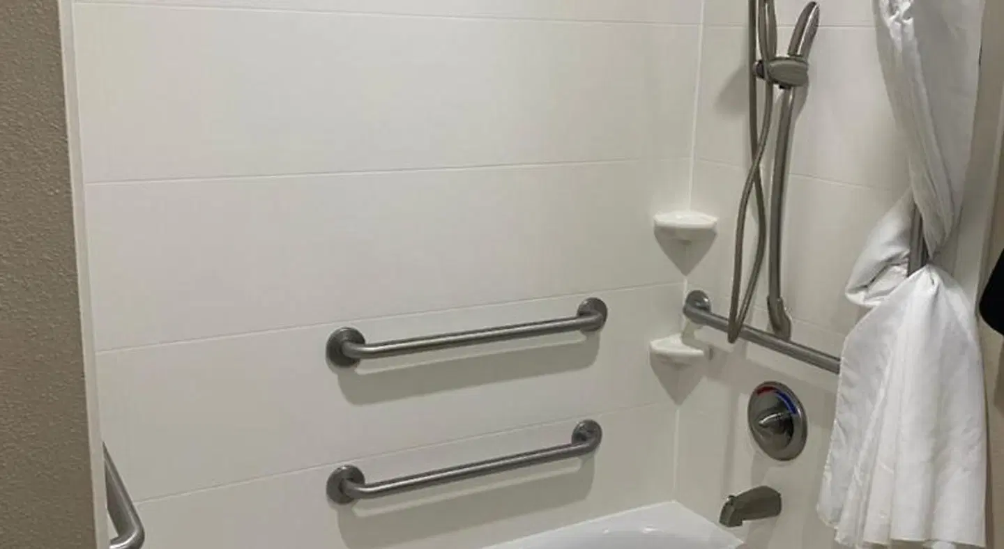 Comfort Suites West Omaha Badezimmer