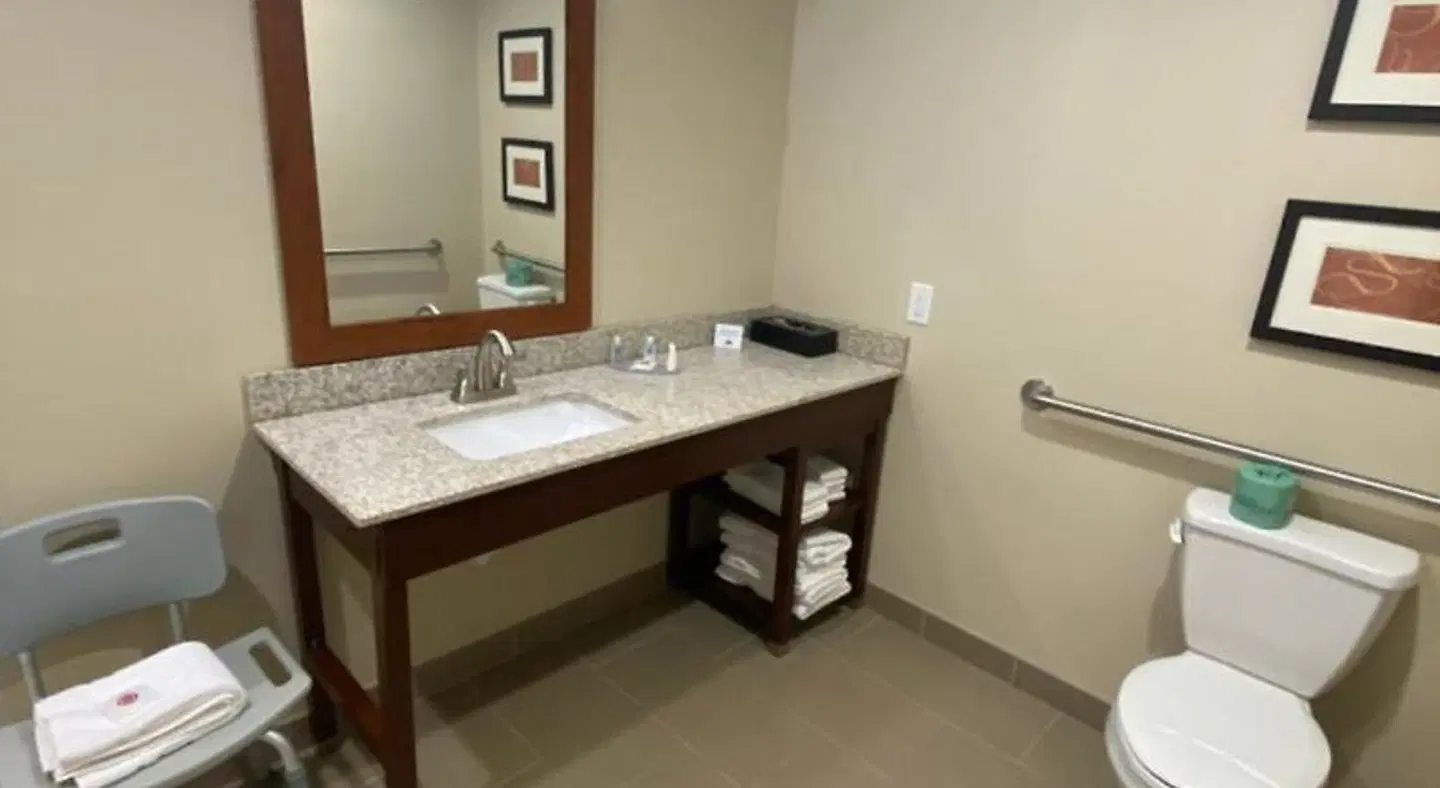 Comfort Suites West Omaha Badezimmer