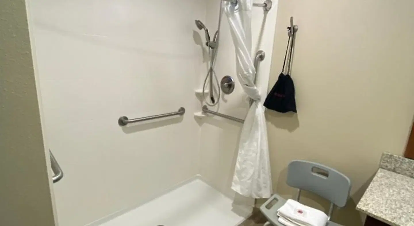 Comfort Suites West Omaha Badezimmer