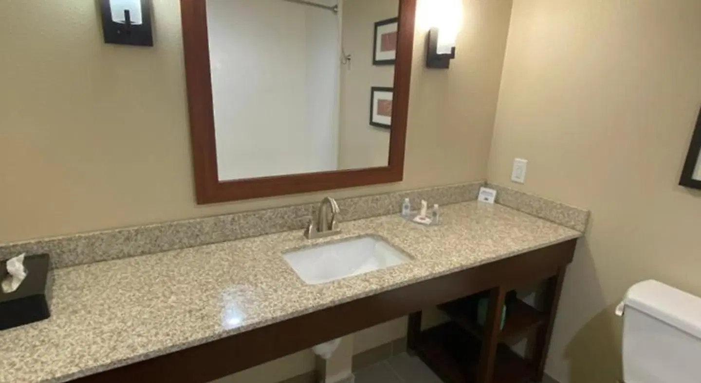Comfort Suites West Omaha Badezimmer