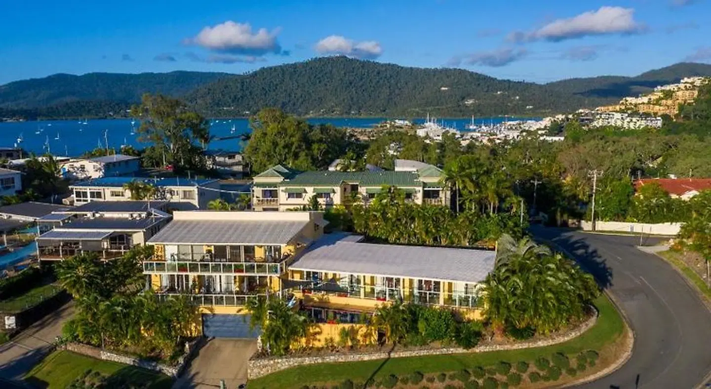 Sunlit Waters Studio Apartments EXTERIOR