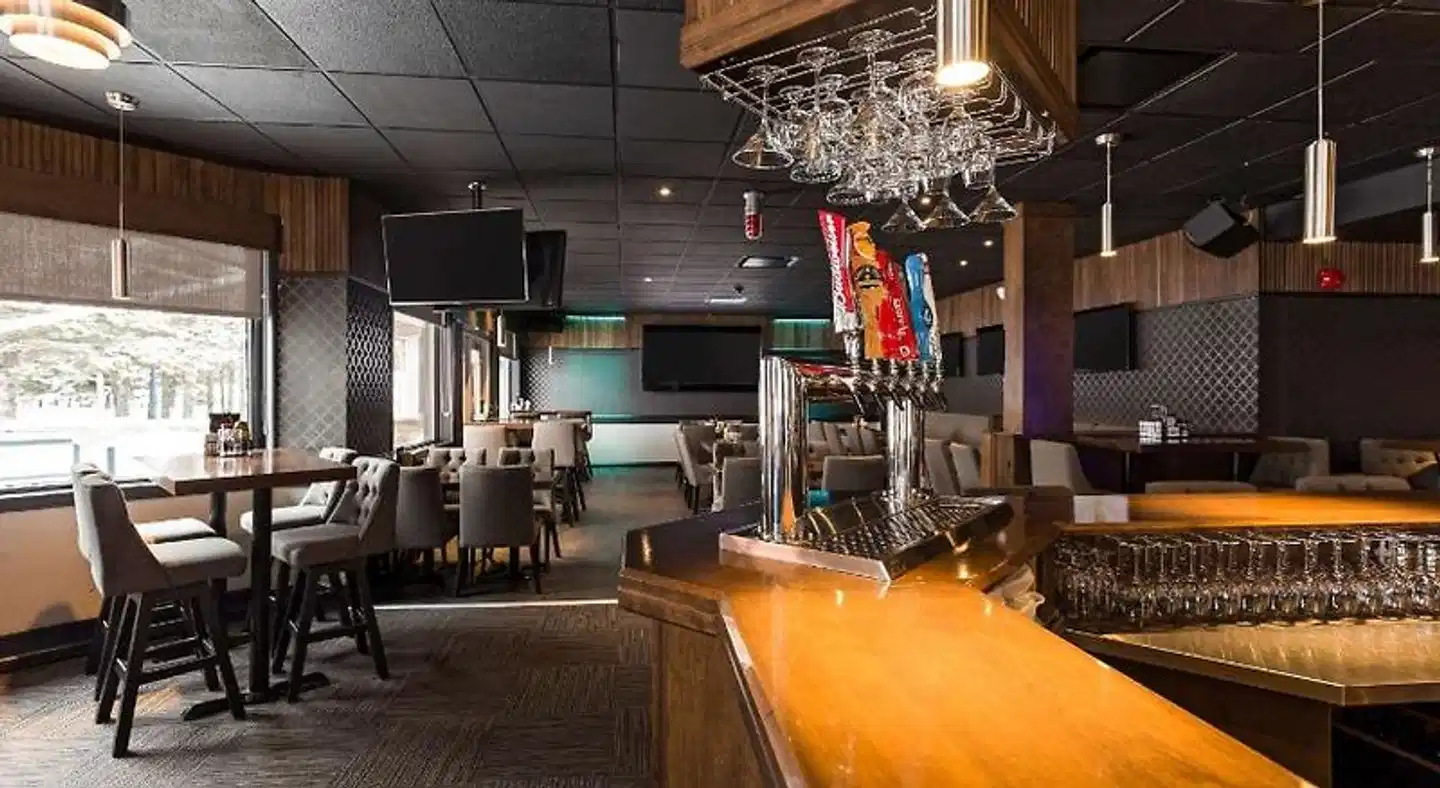 Quality Inn & Suites Bar