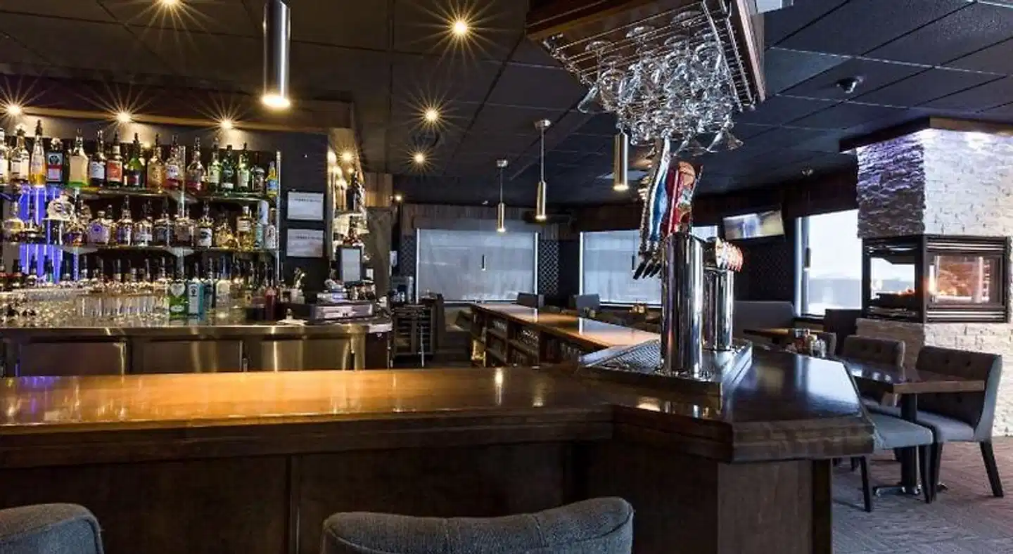 Quality Inn & Suites Bar