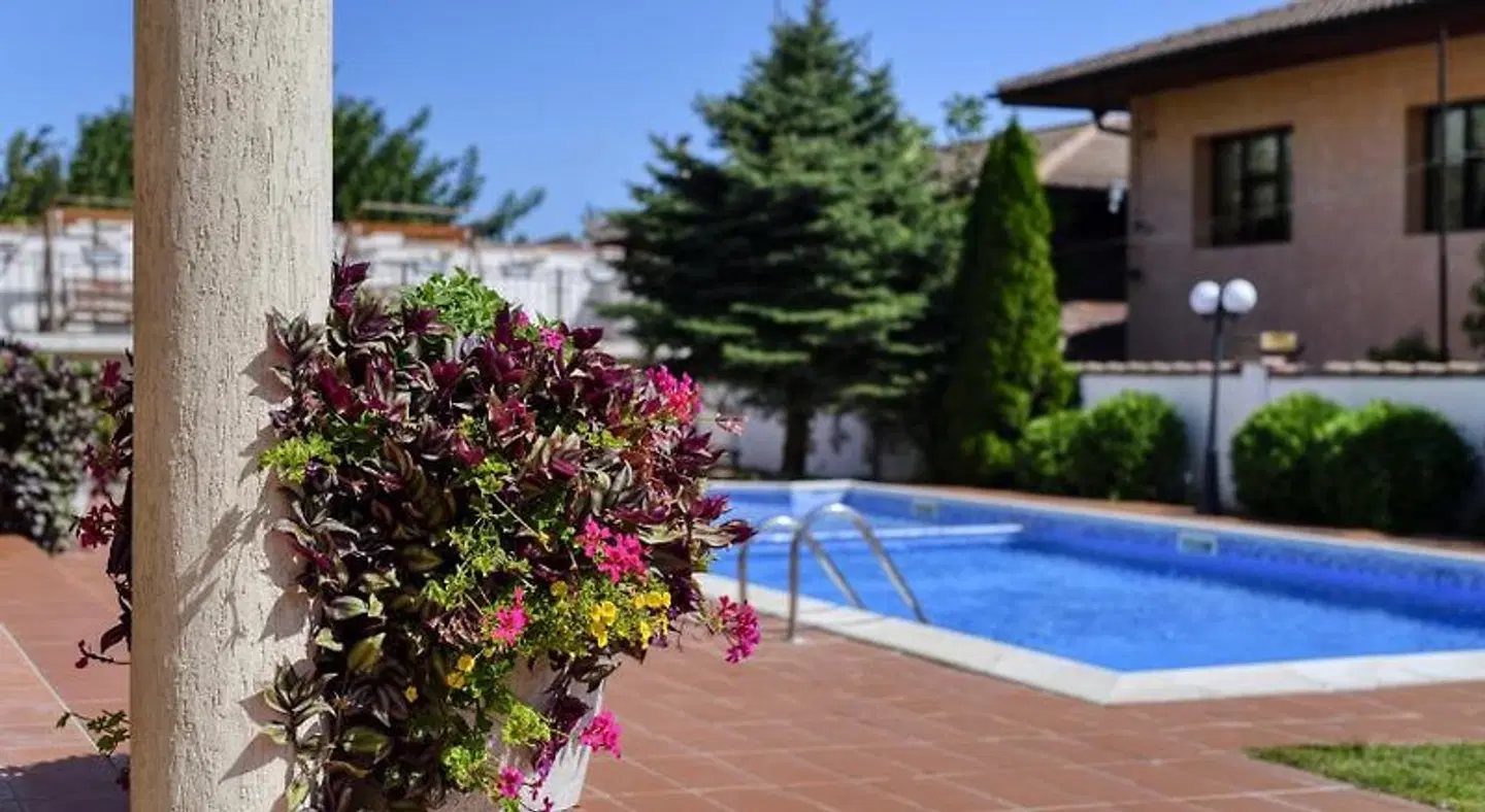 Alekta OUTDOOR_POOL