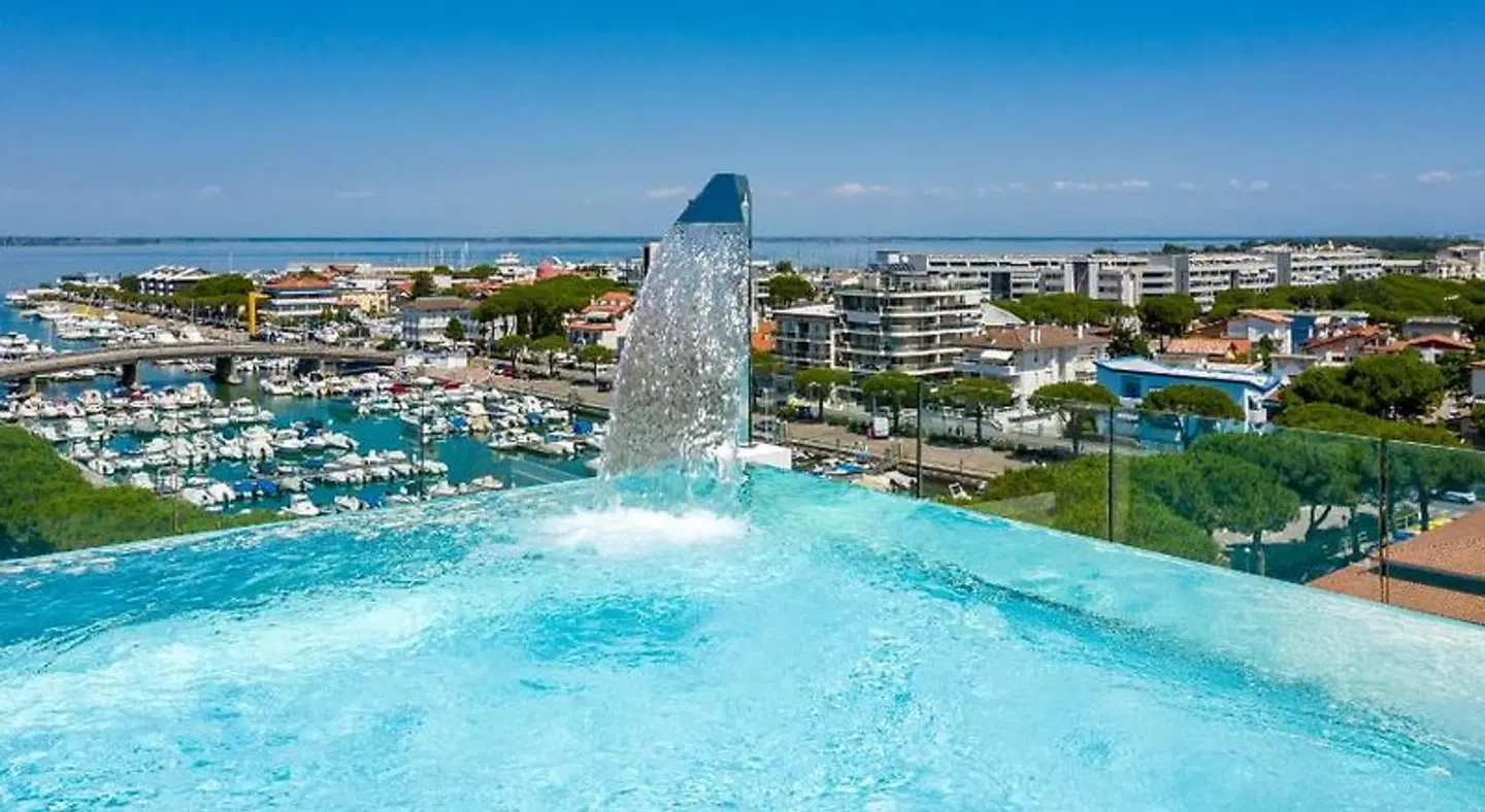 Italia Palace OUTDOOR_POOL