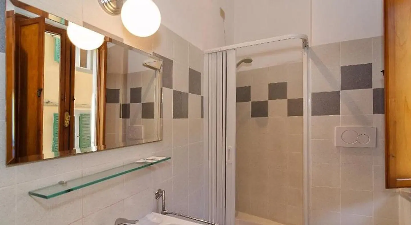 Helvetia Pisa Tower Badezimmer