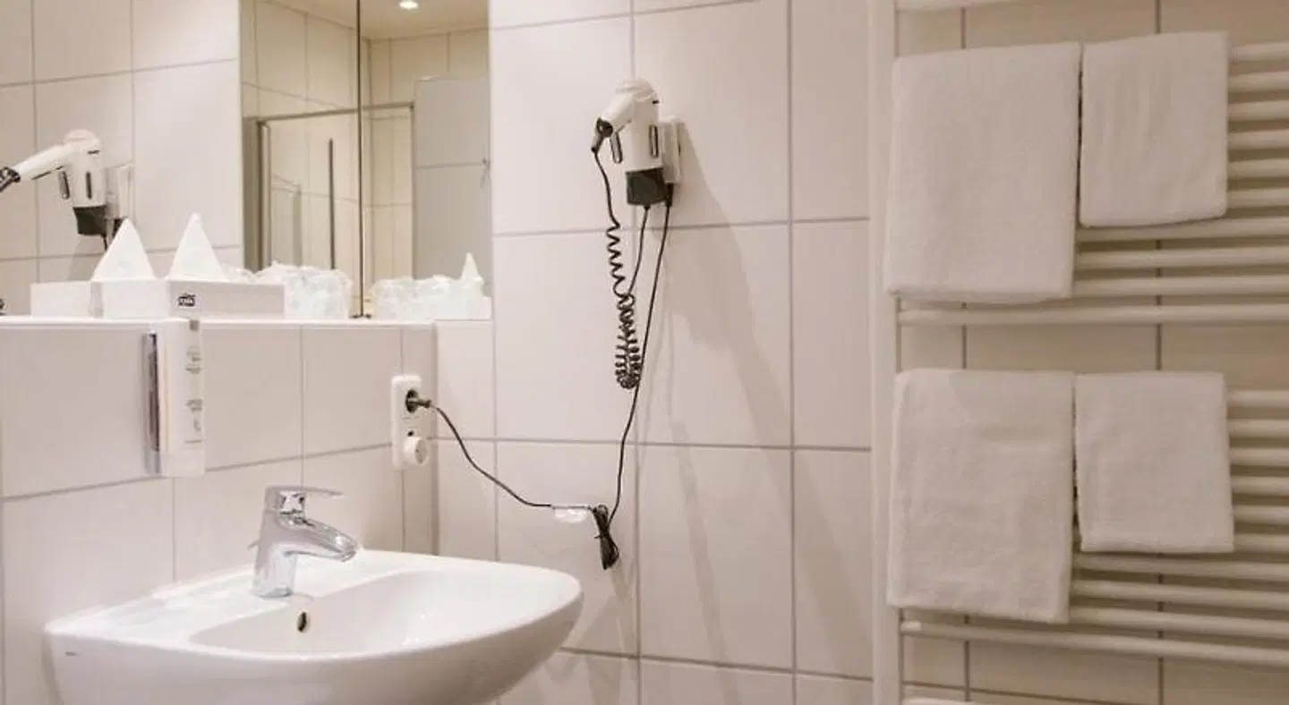 Friesen-Hotel Badezimmer