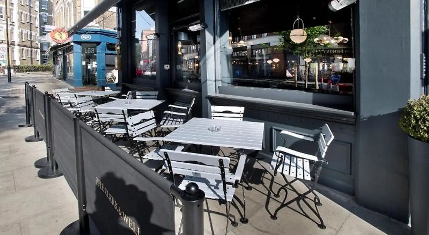 The Clerk & Well Pub and Rooms Terrasse