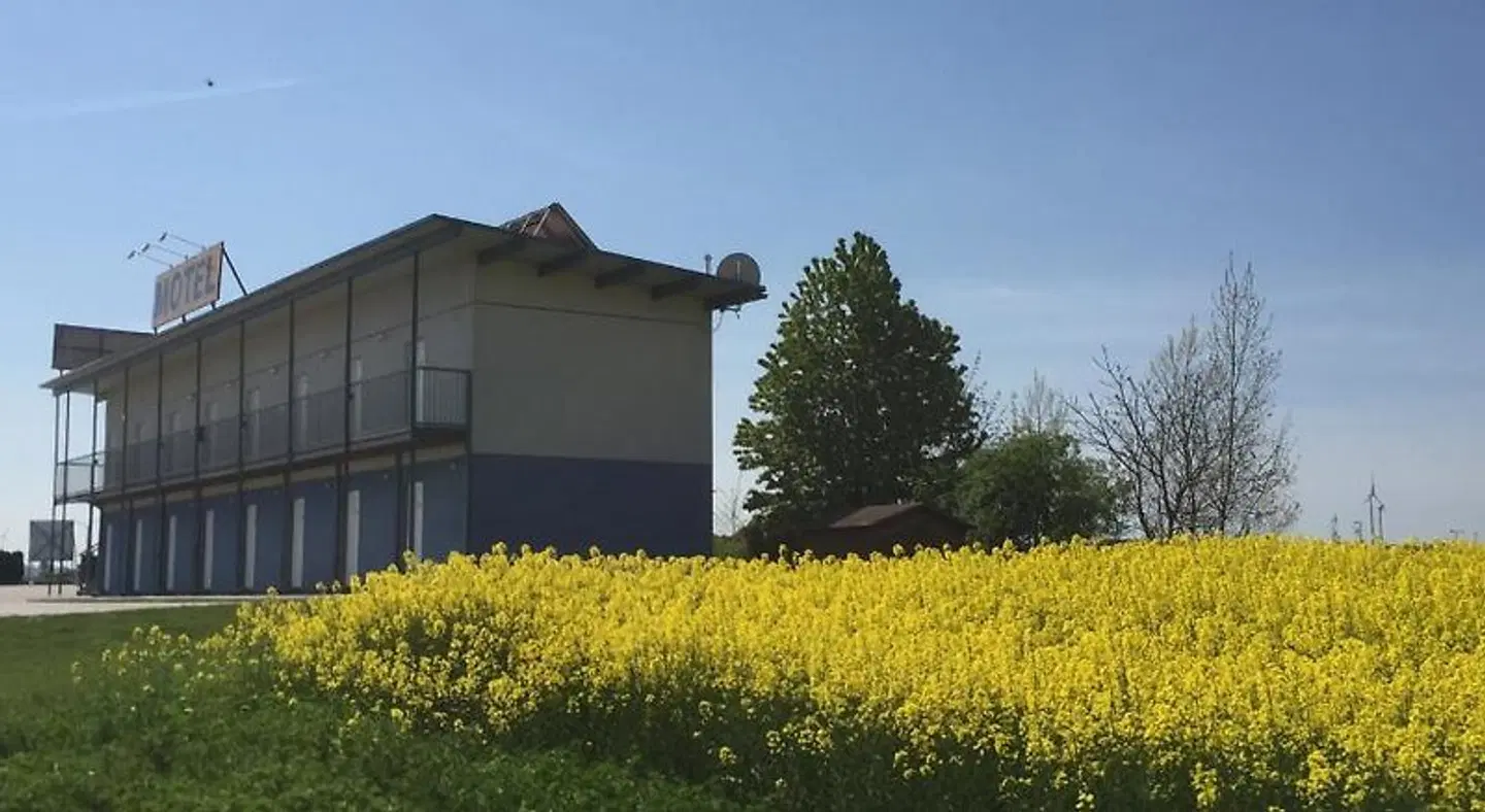 Tour-Motel EXTERIOR