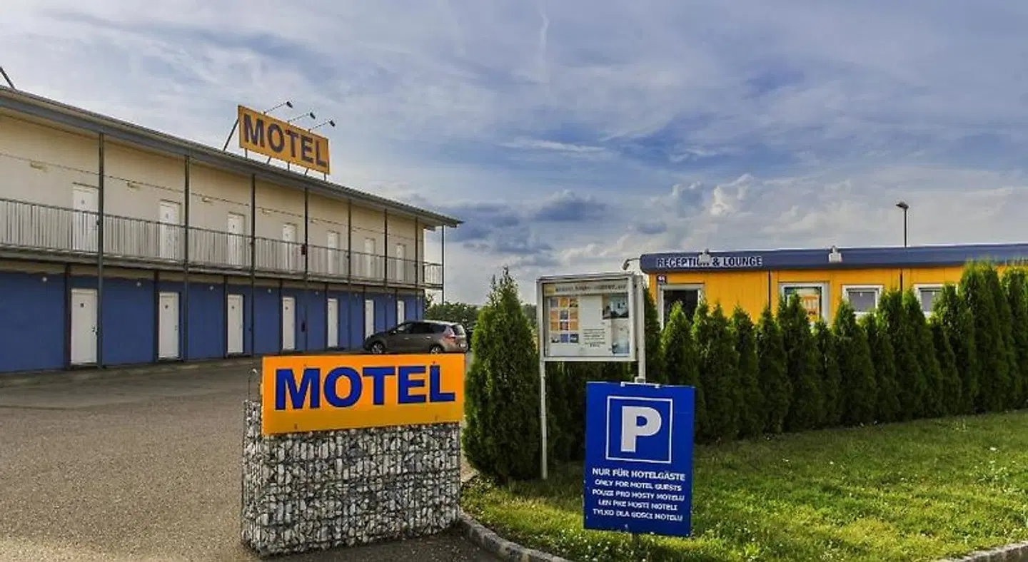 Tour-Motel EXTERIOR