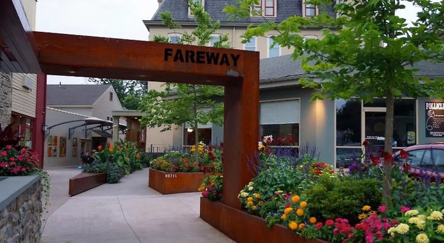 Chestnut Hill Hotel EXTERIOR