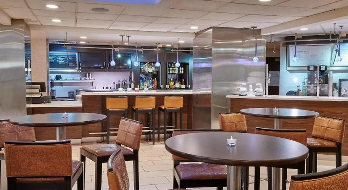 Courtyard by Marriott Columbus Downtown Bar
