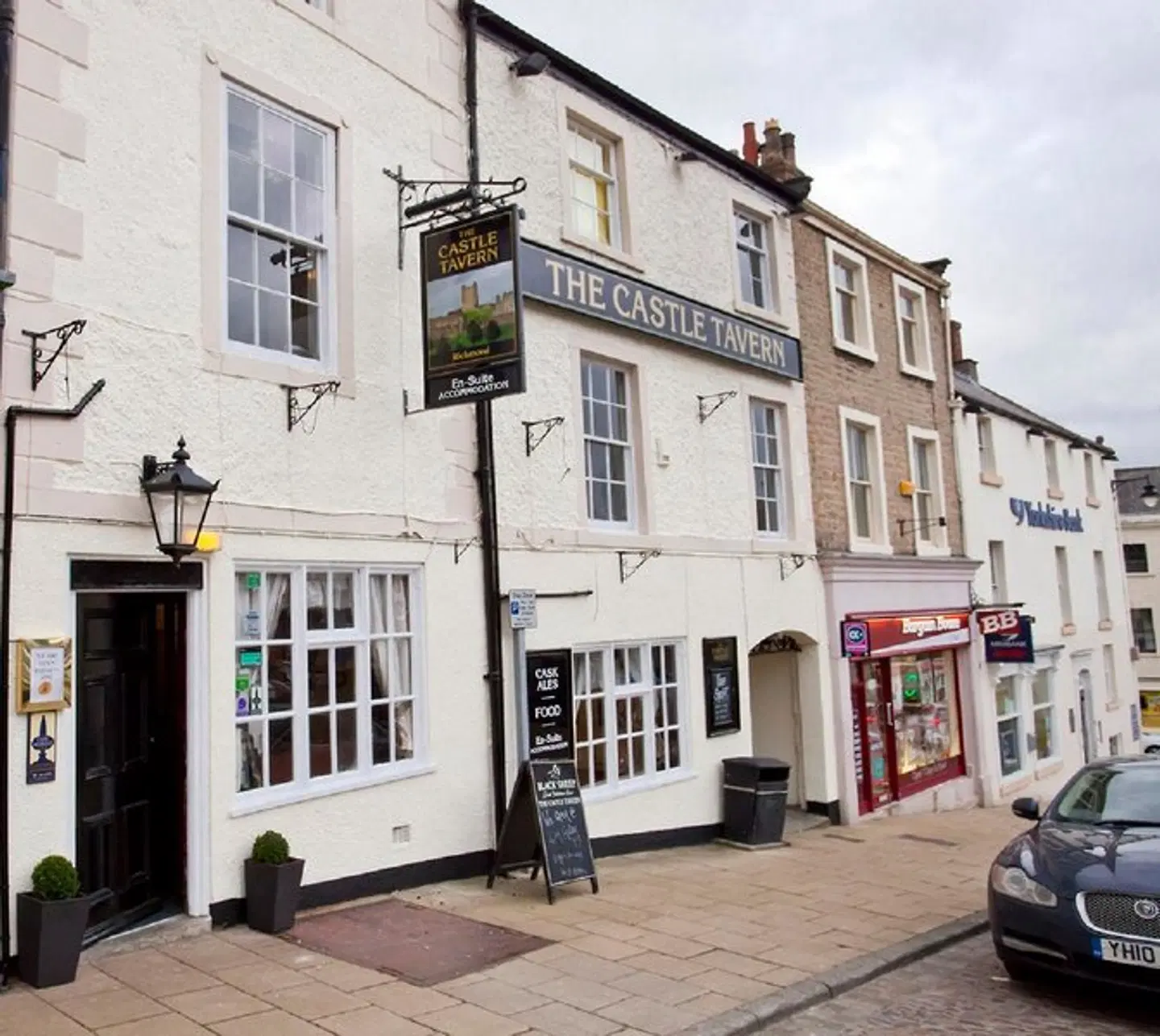 The Castle Tavern EXTERIOR